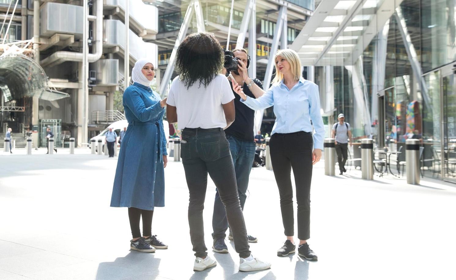 Estudiantes trabajando en modalidad flexible