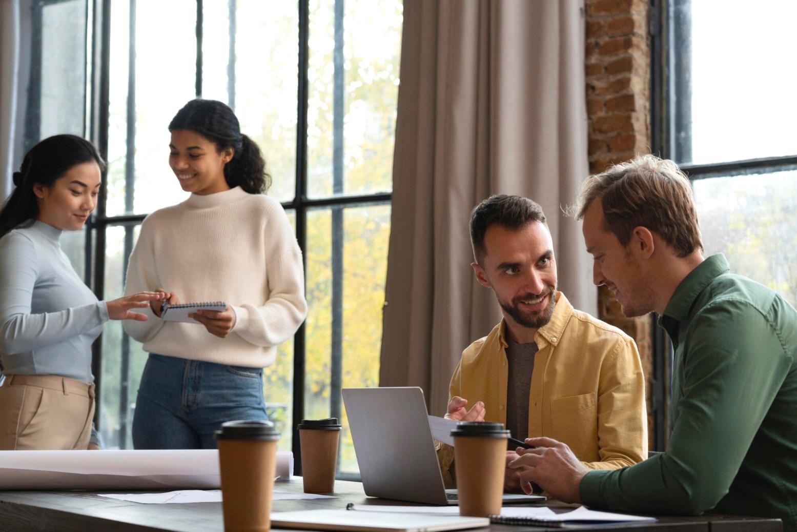 Persona organizando documentos financieros y creando categorías presupuestarias