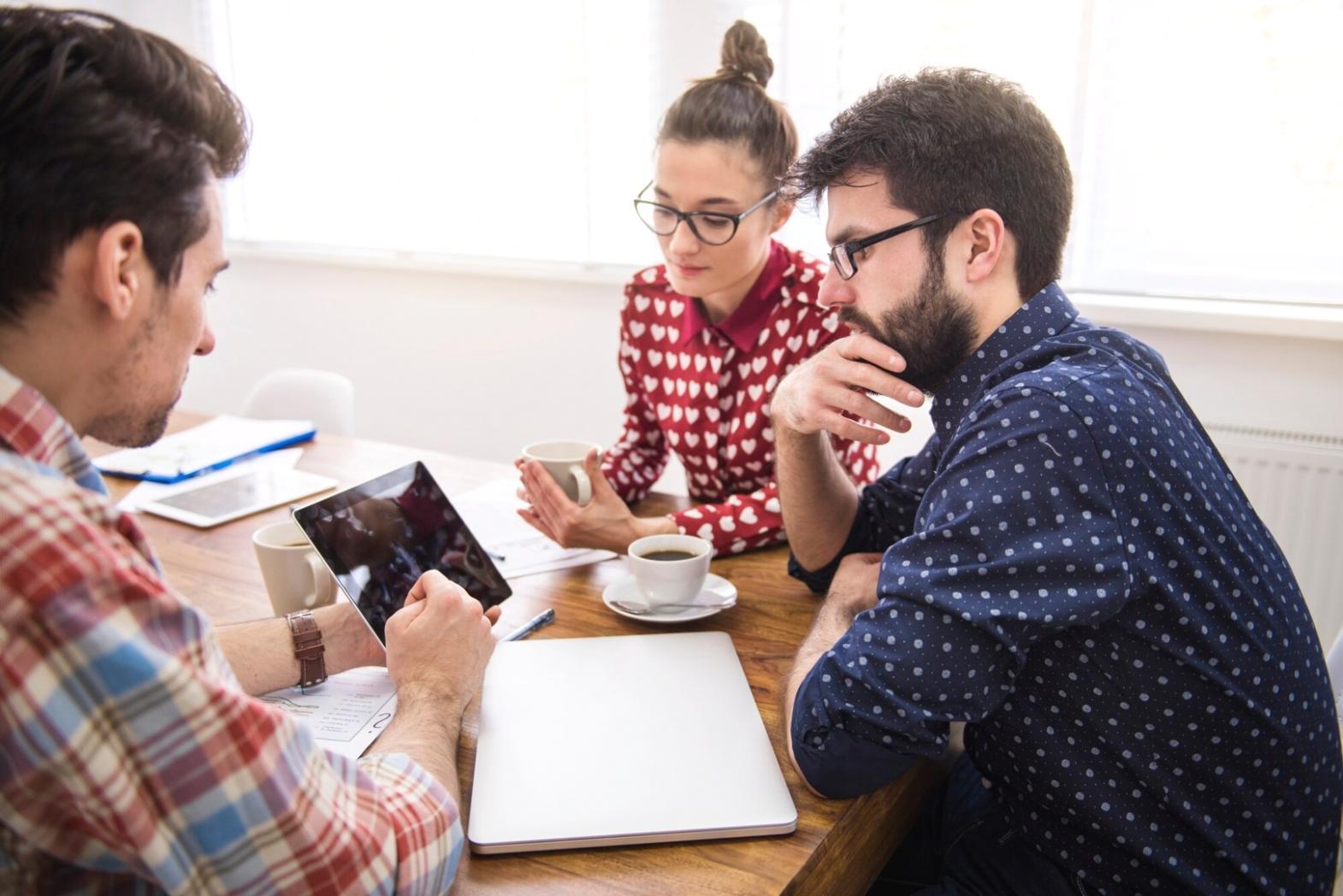 Equipo de Tavexilunae trabajando en metodologías de categorización presupuestaria